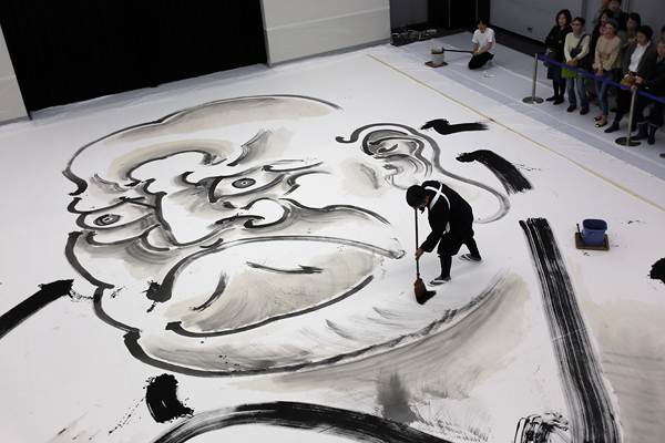 山口晃さん、大ダルマを描くライブパフォーマンス 山口晃さん、大ダルマを描くライブパフォーマンス