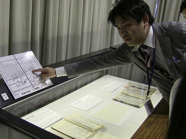 展示資料を説明する国立公文書館学芸員の長坂良宏氏
