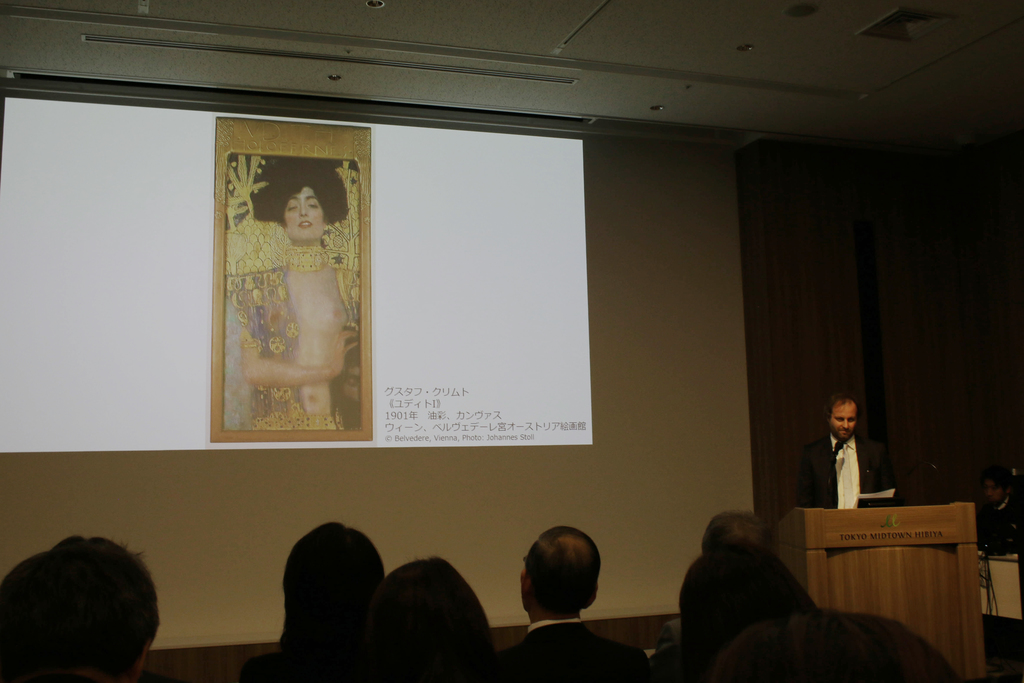 主要展示作品を紹介する、ベルヴェデーレ宮オーストリア絵画館 学芸員のマーカス・フェリンガーさん 主要展示作品を紹介する、ベルヴェデーレ宮オーストリア絵画館 学芸員のマーカス・フェリンガーさん