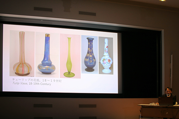 主要展示作品を説明する、有木宏二氏(国立新美術館 学芸課企画室長) 主要展示作品を説明する、有木宏二氏(国立新美術館 学芸課企画室長)
