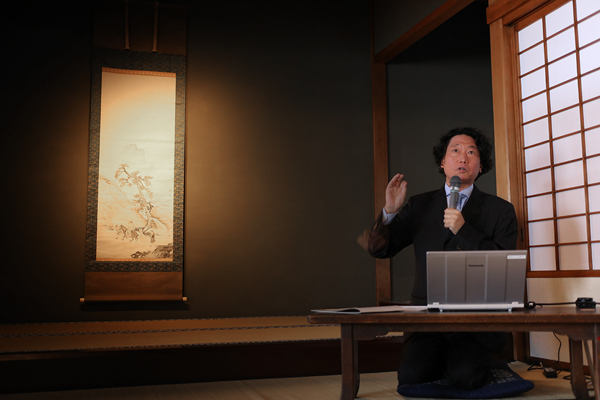 展覧会を説明する、東京藝術大学大学美術館の古田亮准教授。左は東京展に出展される、円山応挙《山中乗馬図》東京藝術大学蔵