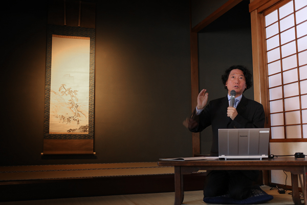 展覧会を説明する、東京藝術大学大学美術館の古田亮准教授。左は東京展に出展される、円山応挙《山中乗馬図》東京藝術大学蔵 展覧会を説明する、東京藝術大学大学美術館の古田亮准教授。左は東京展に出展される、円山応挙《山中乗馬図》東京藝術大学蔵