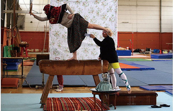 ニルバー・ギュレシ《Pommel Horse from the Series Unknown Sports》(部分) 2009 © Nilbar Güreş, Courtesy of Galerist