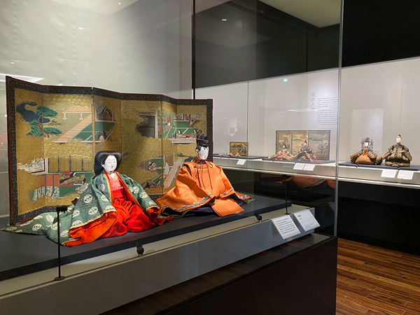 展示室2「コレクション展示・日本の人形」　左は《有職雛》江戸時代