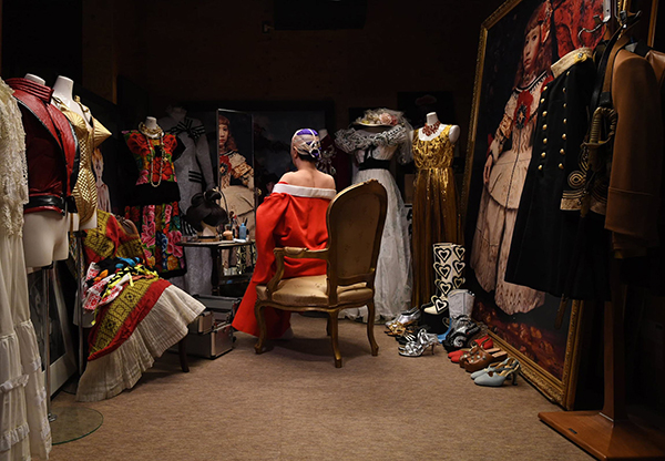 映像作品「エゴオブスクラ」より2020(参考写真)撮影:福永一夫 ©Yasumasa Morimura