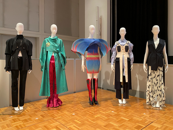 左から、KEISUKEYOSHIDA 2019-2020年秋冬コレクションより 2019年 作家蔵、KEISUKEYOSHIDA 2018-2019年秋冬コレクションより 2018年 作家蔵、YUIMA NAKAZATO 2020年春夏コレクション《COSMOS》より 2020年 作家蔵、AKIKOAOKI 2018-2019年秋冬コレクション《missing》より 2018年 作家蔵、AKIKOAOKI 2020年春夏コレクション《missing》より 2019年 作家蔵 左から、KEISUKEYOSHIDA 2019-2020年秋冬コレクションより 2019年 作家蔵、KEISUKEYOSHIDA 2018-2019年秋冬コレクションより 2018年 作家蔵、YUIMA NAKAZATO 2020年春夏コレクション《COSMOS》より 2020年 作家蔵、AKIKOAOKI 2018-2019年秋冬コレクション《missing》より 2018年 作家蔵、AKIKOAOKI 2020年春夏コレクション《missing》より 2019年 作家蔵