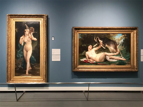 東京展の会場から　（左から）ウィリアム・ブグロー《青春とアモル》1877年 オルセー美術館 ／ ウィリアム・ブグロー《バッカント》1862年 ボルドー美術館