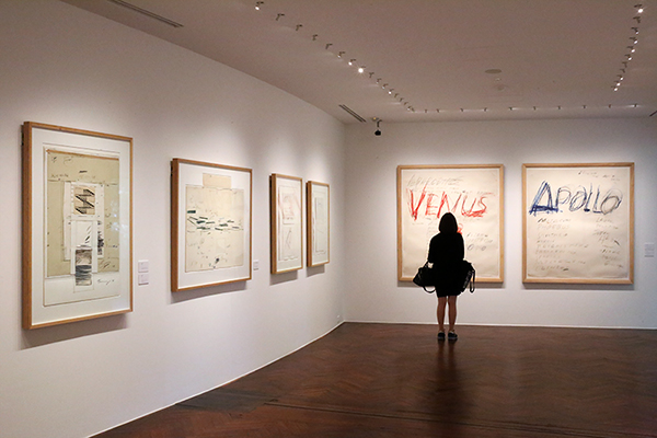 原美術館「サイ トゥオンブリー：紙の作品、50年の軌跡」