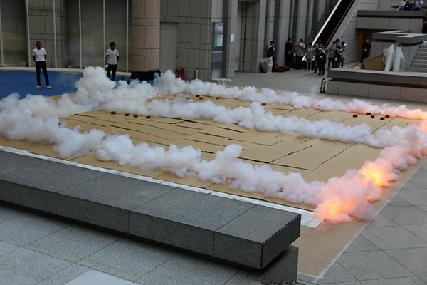蔡國強、横浜美術館で火薬ドローイング爆破制作