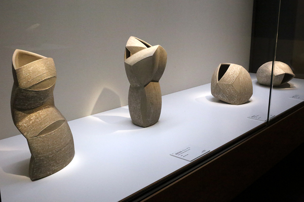 東京国立近代美術館工芸館で、「栗木達介展 ─ 現代陶芸の鬼才