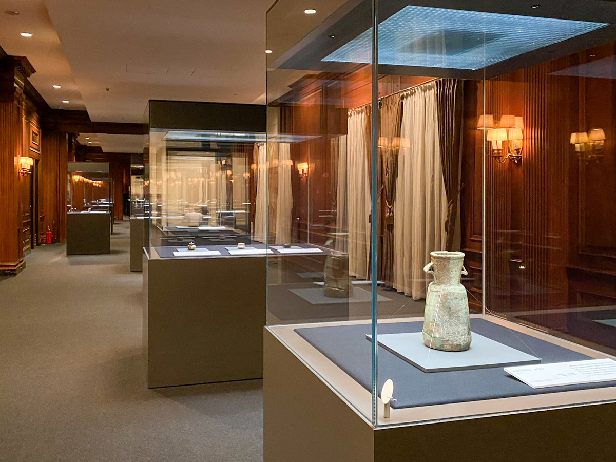 会場入口は茶道具から