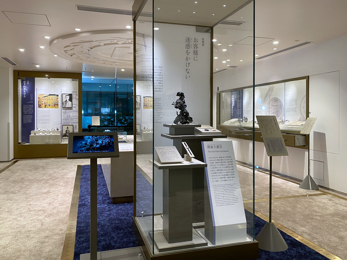 2F「常に時代の一歩先を行く」　関東大震災で焼けた懐中時計（中央手前）