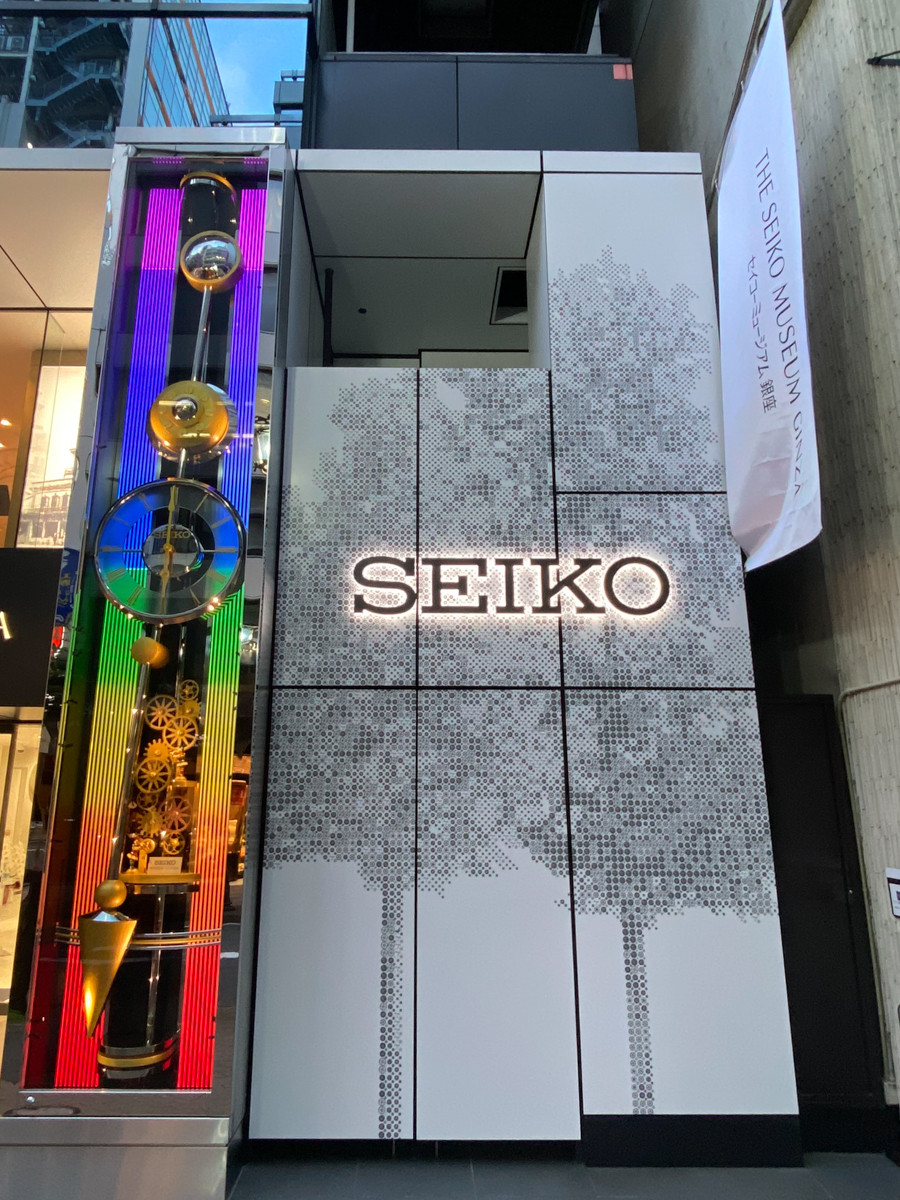 左は大型振り子時計「RONDEAU LA TOUR （ロンド・ラ・トゥール）」