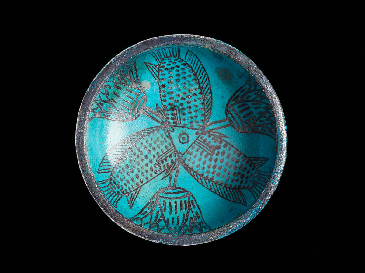 三匹の魚とロータスを描いた浅鉢　前1450～前1400年頃 © Staatliche Museen zu Berlin, Ägyptisches Museum und Papyrussammlung Berlin / S. Steiß