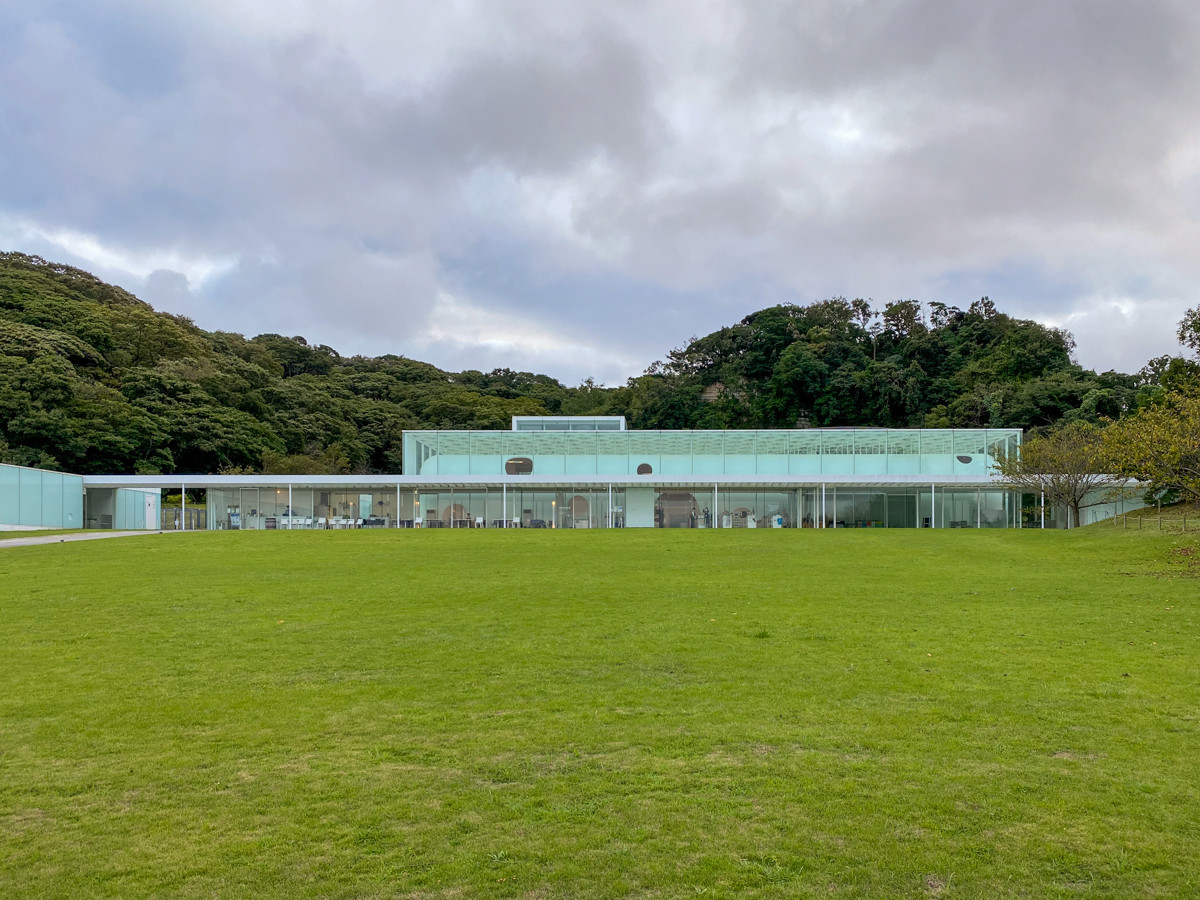 会場の横須賀美術館