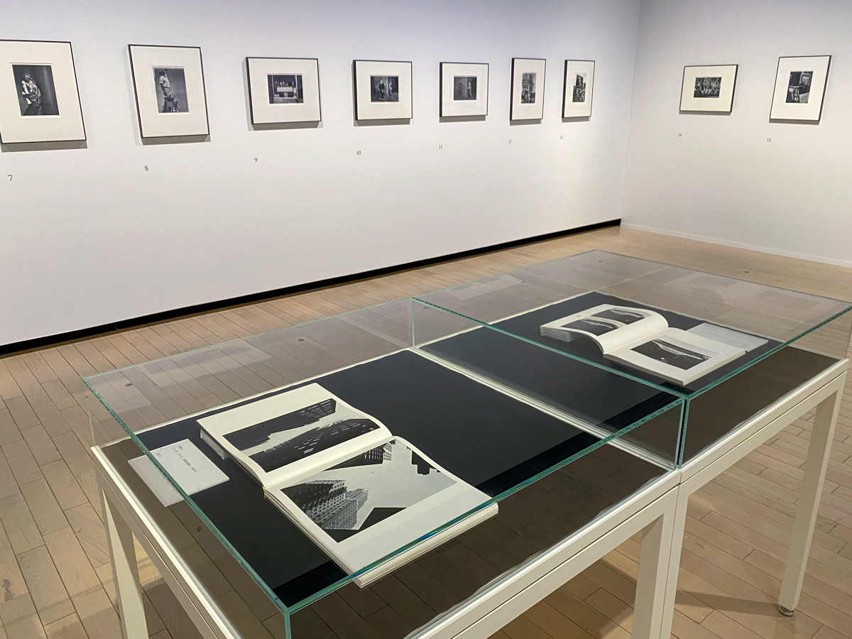 東京都写真美術館「生誕100年 石元泰博写真展 生命体としての都市」展示風景 (手前左から)資料1 『シカゴ、シカゴ』美術出版社 1969年 / 資料2 『シカゴ、シカゴ その2』リブロポット キヤノンクラブキヤノン販売 1983年