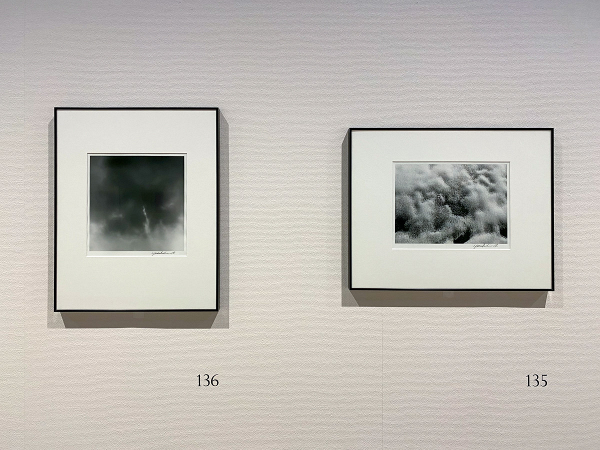 「刻 moment」より　（左から）《雲》1991年 ／ 《雪のあしあと》1980年代-94年 ともに 東京都写真美術館蔵　©高知県, 石元泰博フォトセンター