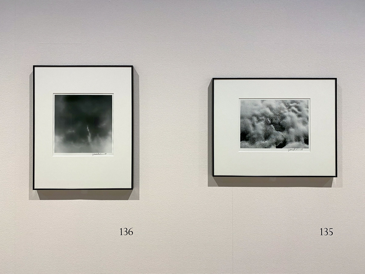 「刻 moment」より (左から)《雲》1991年 / 《雪のあしあと》1980年代-94年 ともに 東京都写真美術館蔵 ©高知県, 石元泰博フォトセンター