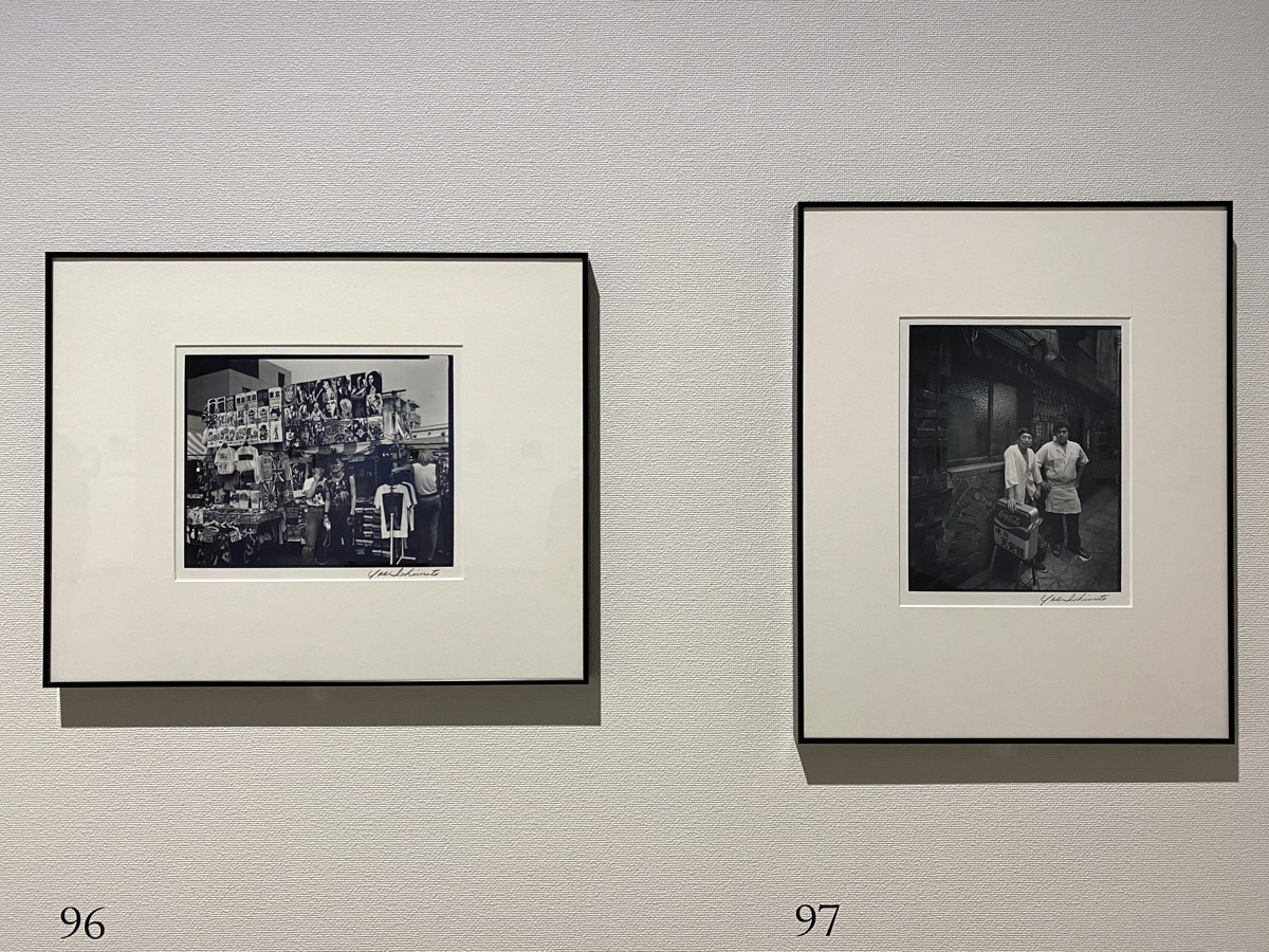 「東京」より (左から)《東京 山の手線・29(原宿)》1984年 / 《東京 山の手線・29(渋谷)》1981-89年 ともに 東京都写真美術館蔵 ©高知県, 石元泰博フォトセンター