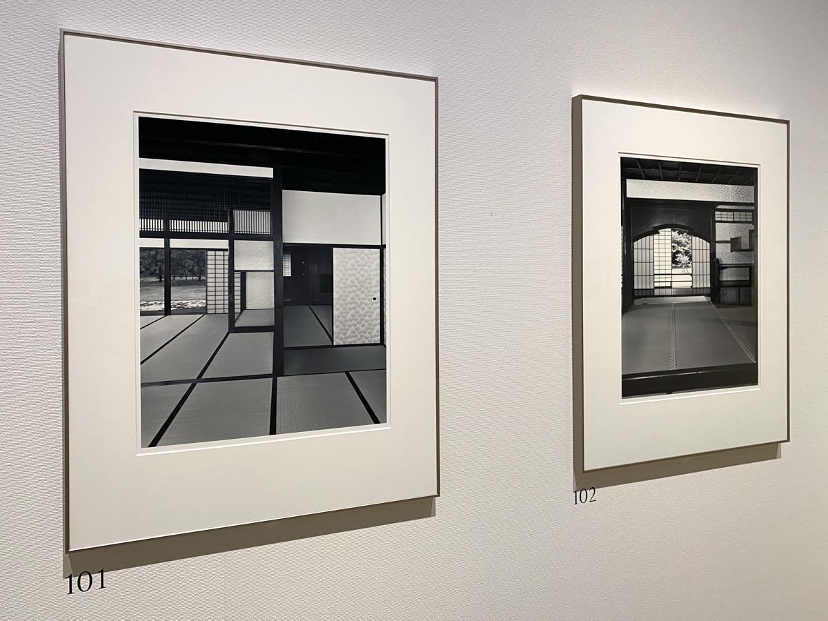 「桂離宮」より (左から)《桂離宮 古書院二の間の南面・一の間と囲炉裏の間を望む》 / 《桂離宮 新御殿一の間上段・附書院の櫛形窓》 ともに 1981-82年 東京都写真美術館蔵 ©高知県, 石元泰博フォトセンター