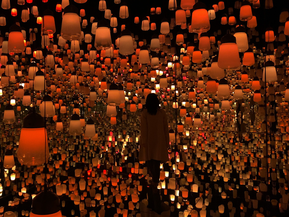 呼応するランプの森 - ワンストローク、山の紅葉