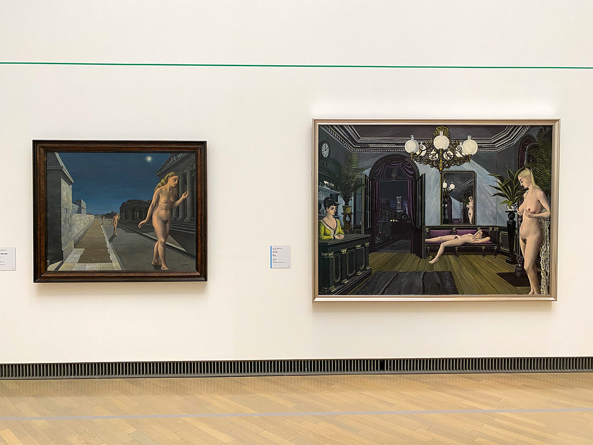 （左から）ポール・デルヴォー《こだま（街路の神秘）》1943 愛知県美術館 ／ ポール・デルヴォー《夜の汽車》1947 富山県美術館