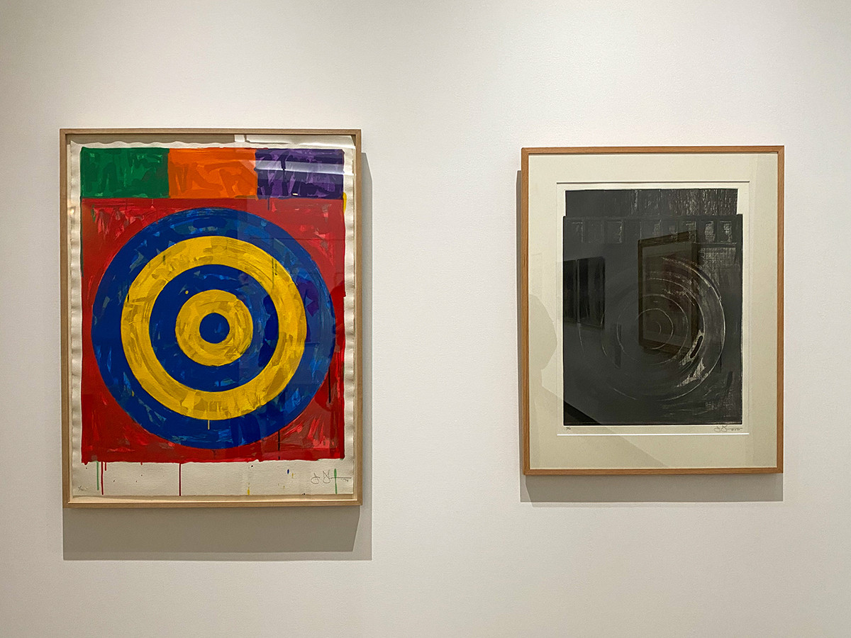 （左から）ジャスパー・ジョーンズ《標的》1974 横浜美術館 ／ ジャスパー・ジョーンズ《標的》1980～89 富山県美術館