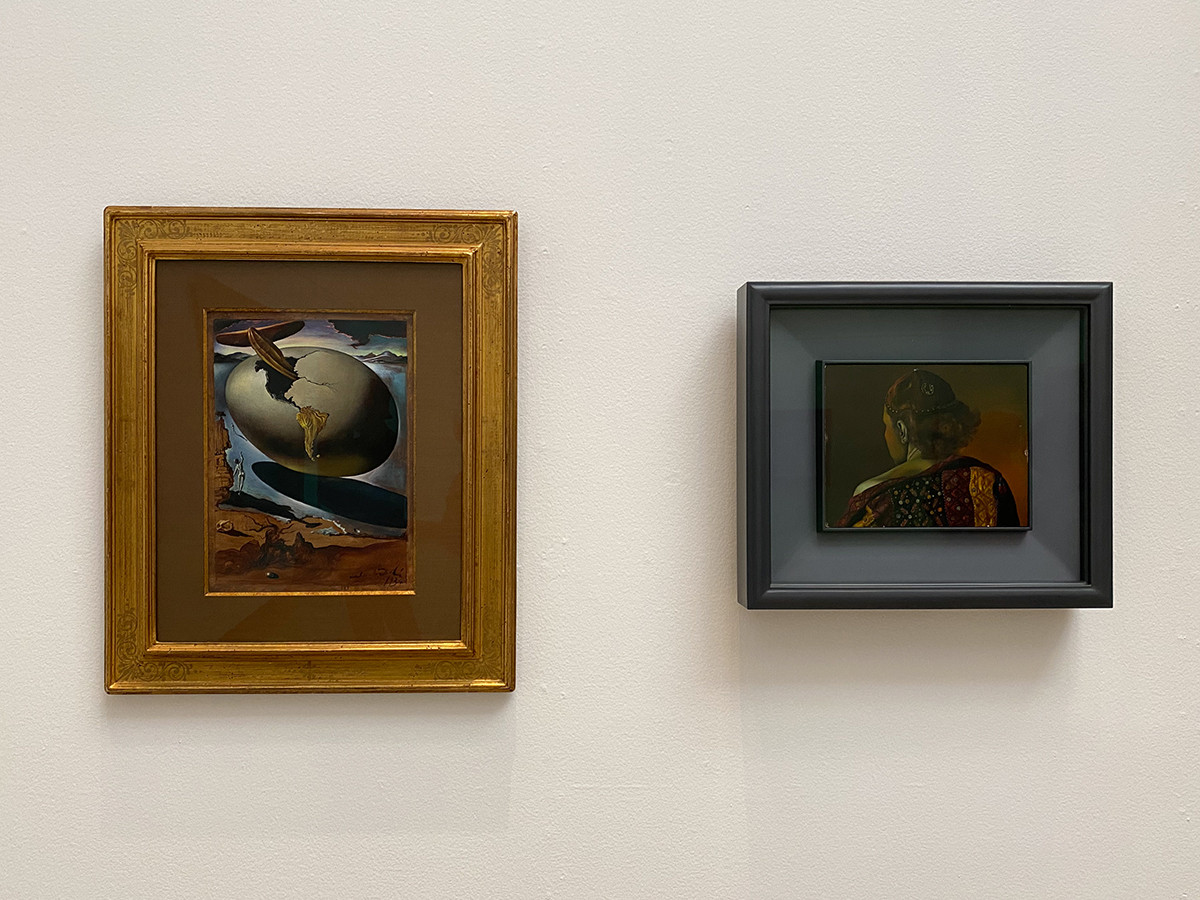 （左から）サルバドール・ダリ《アメリカのクリスマスのアレゴリー》1943頃 富山県美術館 ／ サルバドール・ダリ《ガラの測地学的肖像》1936 横浜美術館
