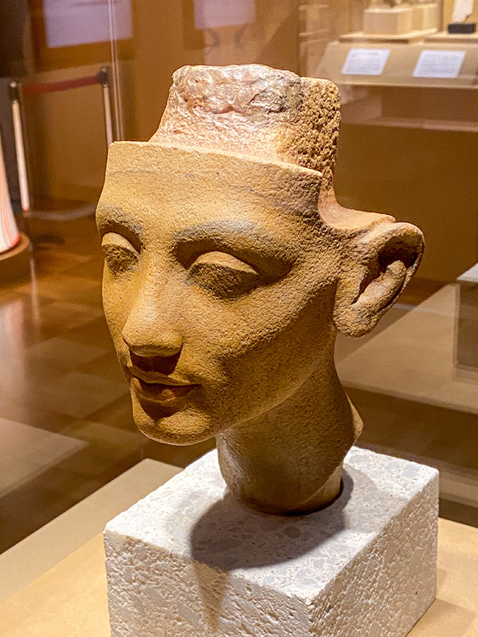 《ネフェルトイティ（ネフェルティティ）王妃あるいは王女メリトアテンの頭部》新王国時代・第18王朝・アマルナ時代、アメンヘテプ4世/アクエンアテン王治世 前1351～前1334年頃