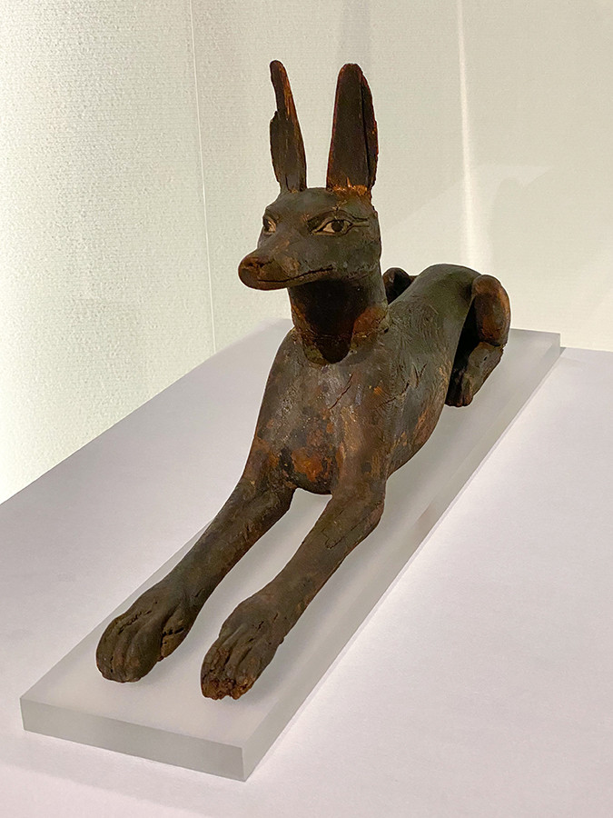 《腹ばいになる山犬の姿をしたアヌビス神像》新王国時代 前1550～前1070年頃