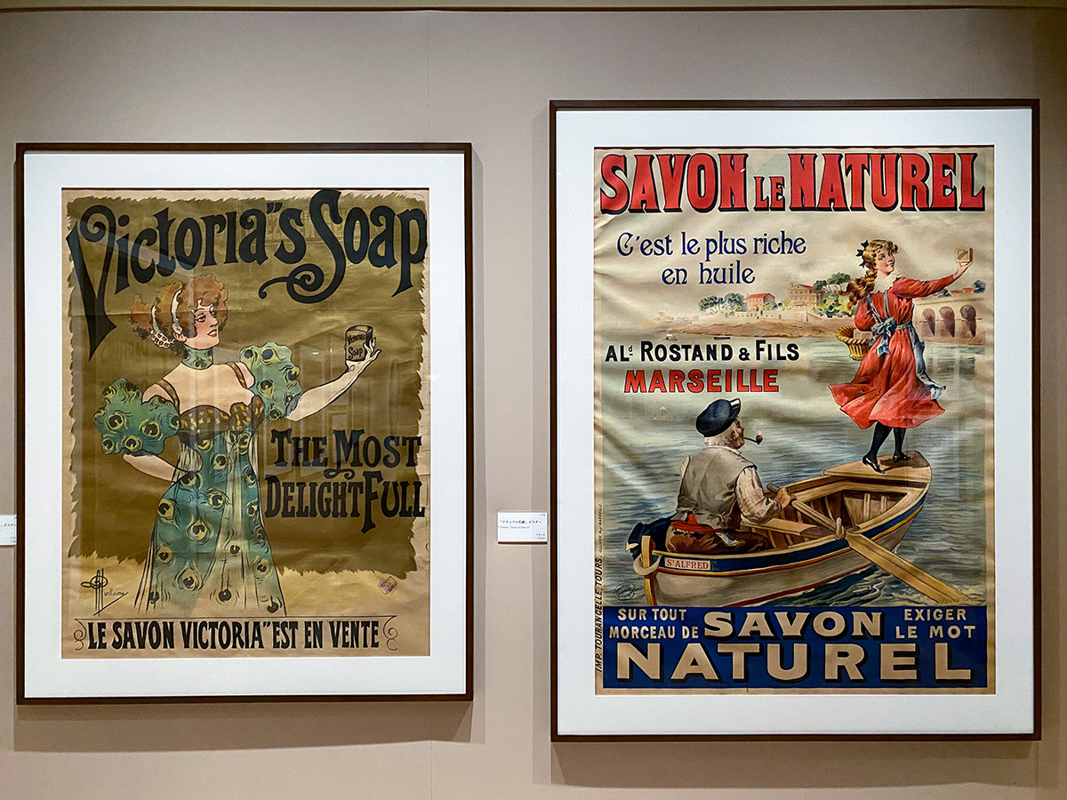 （左から）《「ヴィクトリア石鹸」ポスター》フランス ／ 《「ナチュラル石鹸」ポスター》フランス ともに高砂コレクション