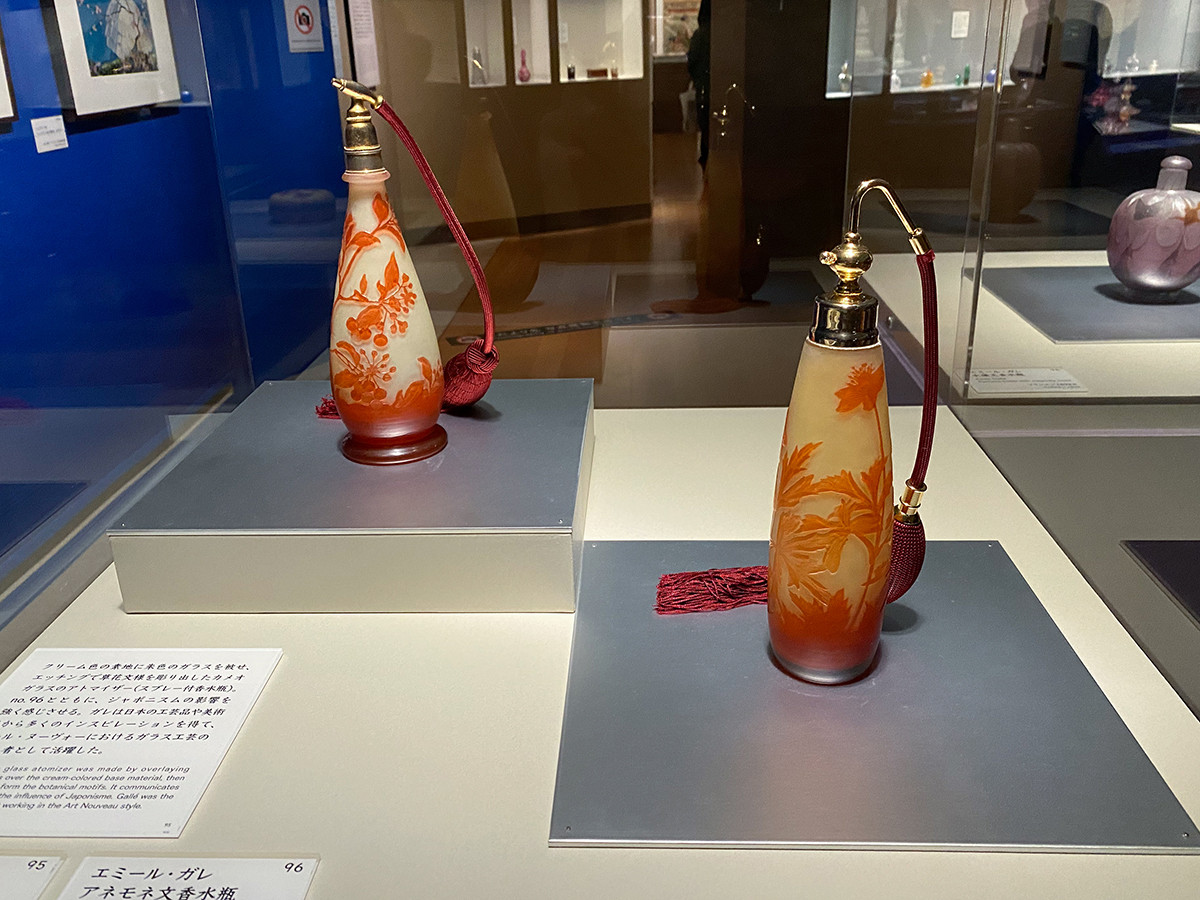 （左から）エミール・ガレ《草花文香水瓶》フランス 1900年頃 ／ エミール・ガレ《草花文香水瓶》フランス 1904年頃 ともに高砂コレクション