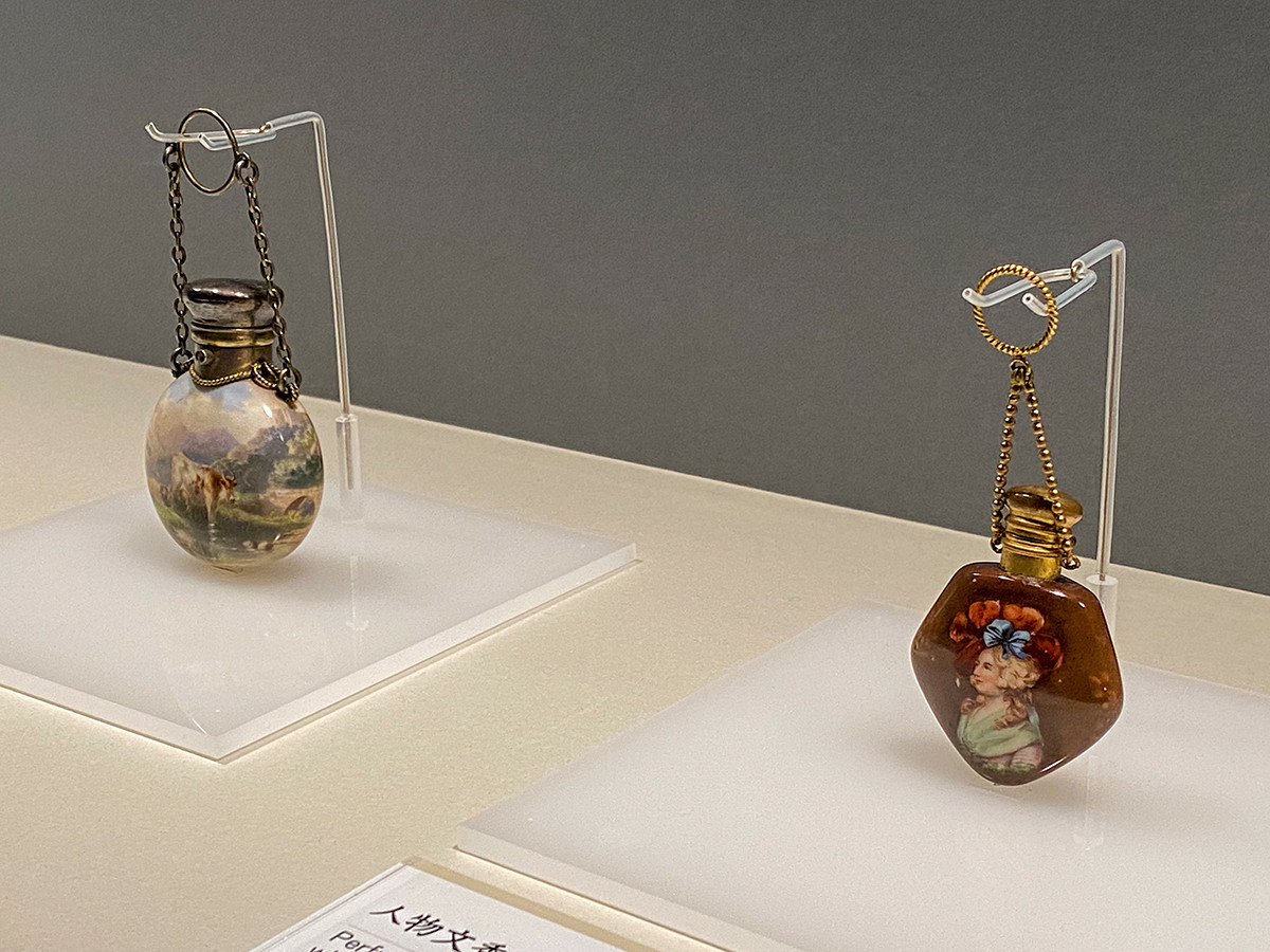 （左から）《風景文香水瓶》イギリス 19世紀 ／ 《人物文香水瓶》イギリス 19世紀 ともに高砂コレクション