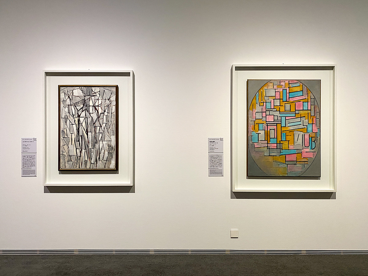 （左から）ピート・モンドリアン《コンポジション 木々 2》1912‒13年 デン・ハーグ美術館 ／ ピート・モンドリアン《色面の楕円コンポジション 2》1914年 デン・ハーグ美術館