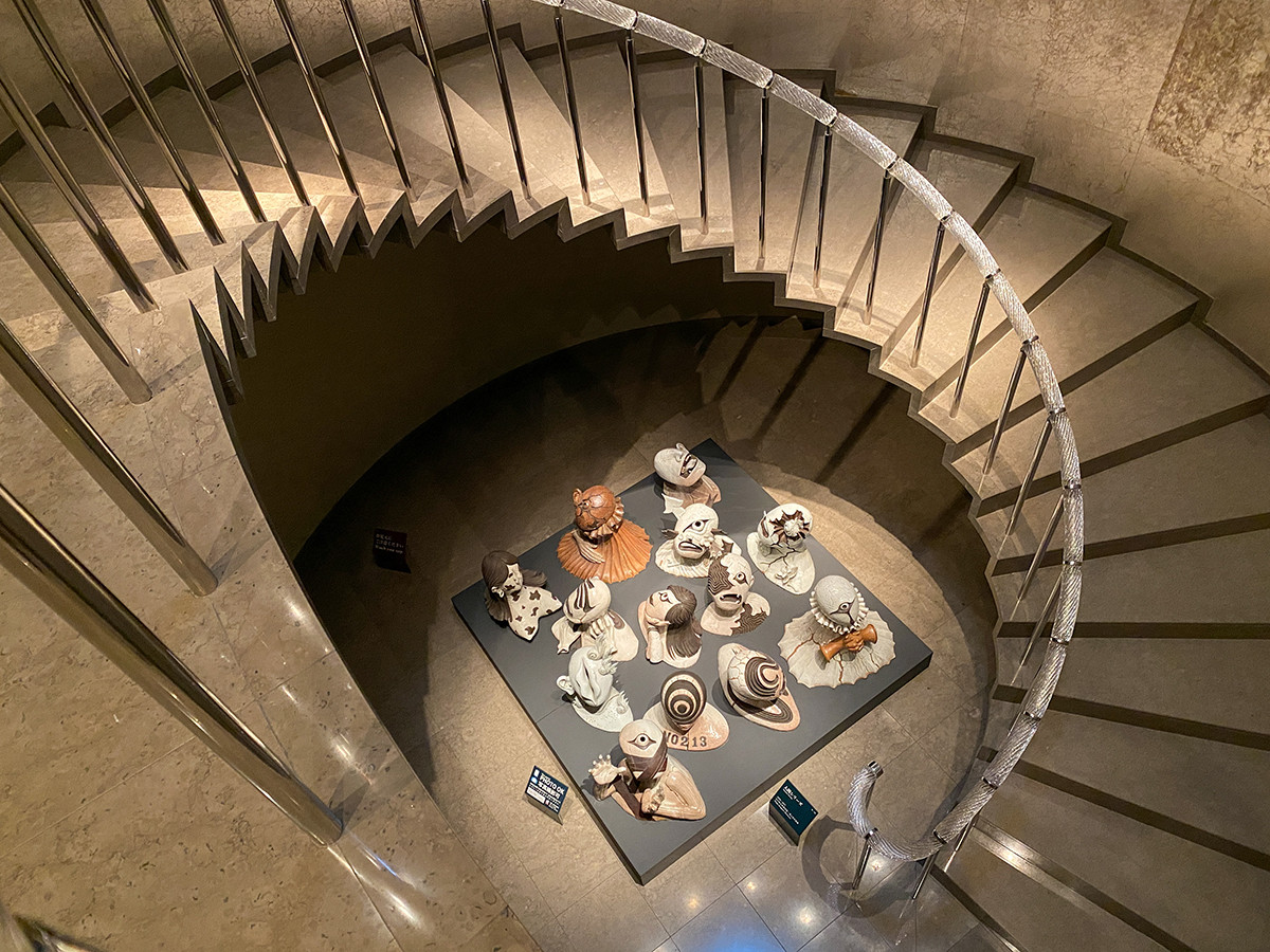 菊池寛実記念 智美術館「三輪龍氣生の陶 命蠢く」展 会場