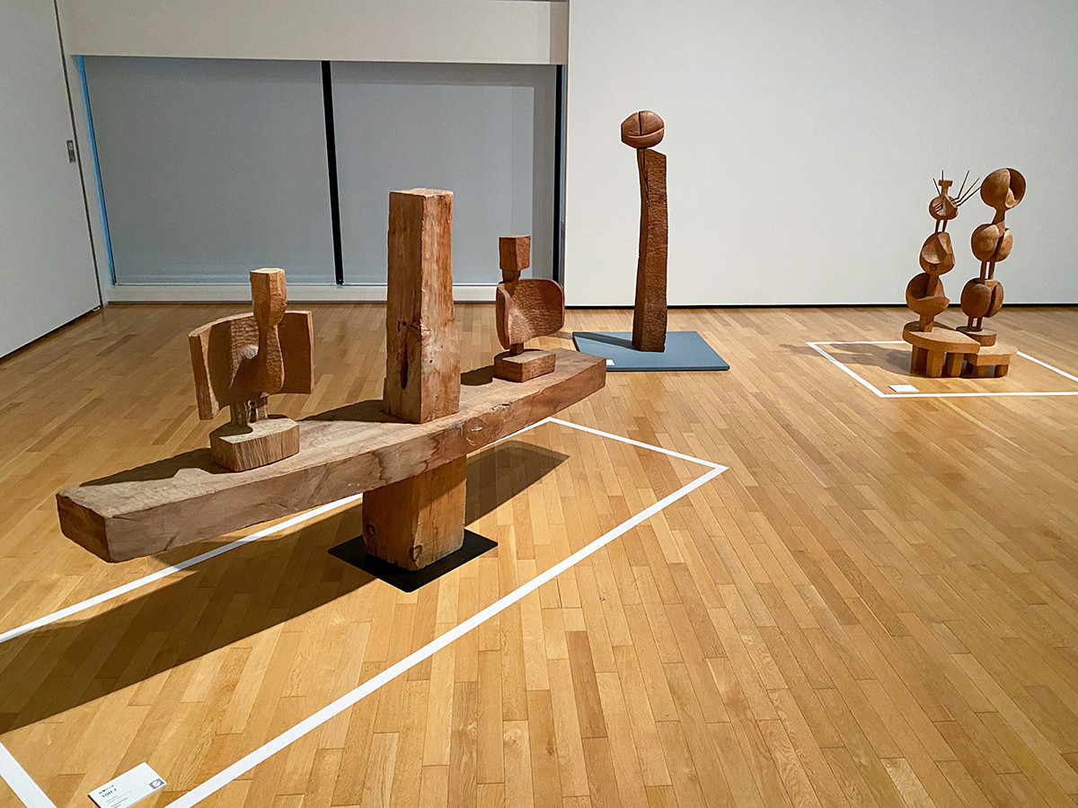 (左から)砂澤ビッキ《TOH 2》1985-1986年 / 砂澤ビッキ《樹頭》1983年 / 砂澤ビッキ《北の王と王妃》1987年