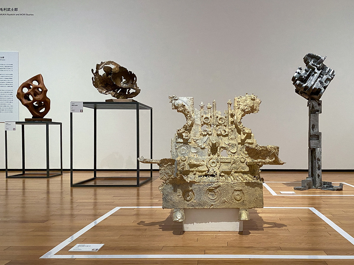 (手前)向井良吉《勝利者の椅子》1964年