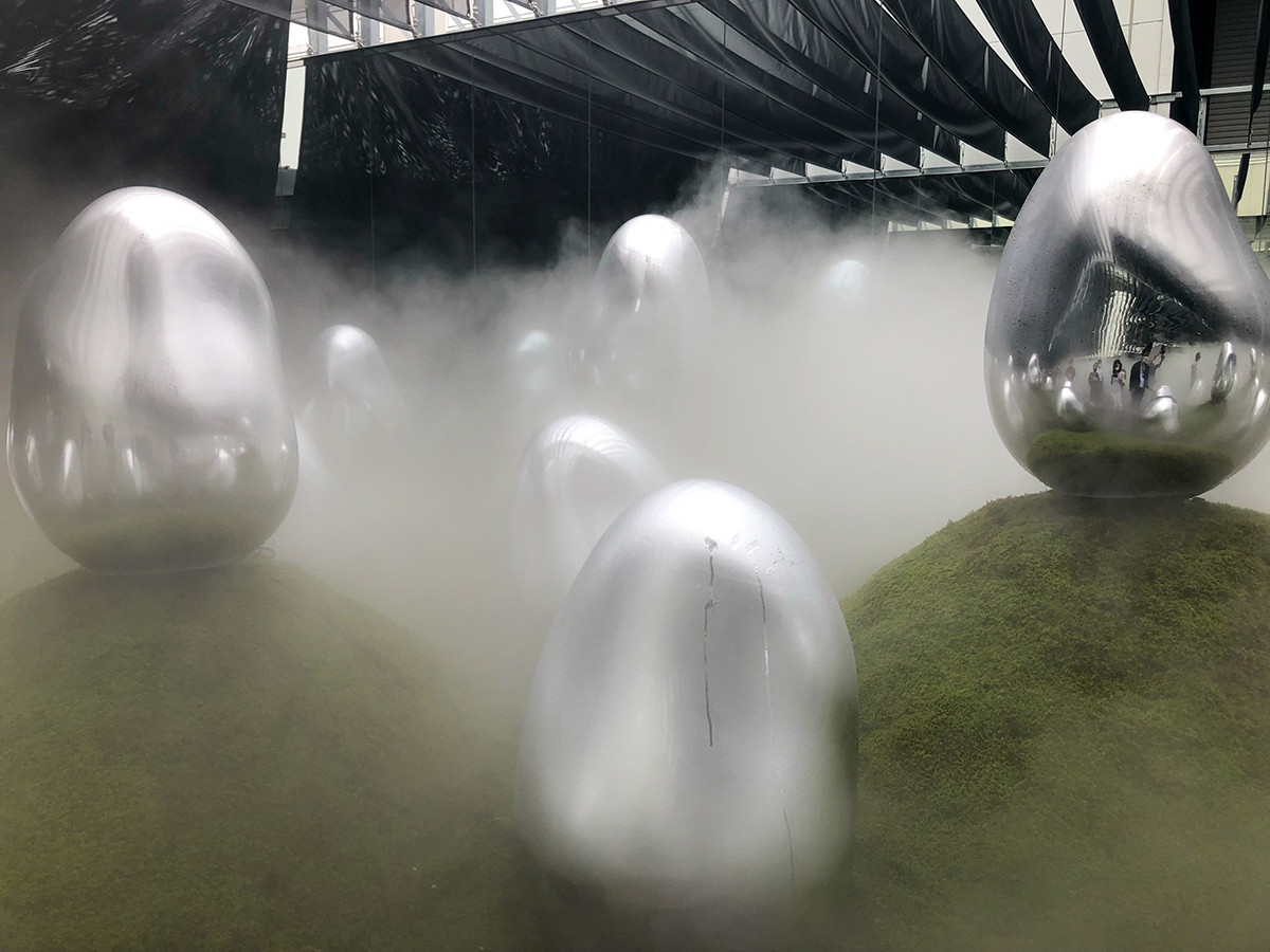 チームラボプラネッツ 「呼応する小宇宙の苔庭 - 固形化された光の色」