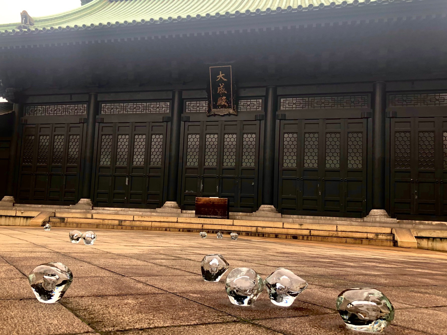 「東京ビエンナーレ2020/2021」会場
宮永愛子《ひかりのことづけ》