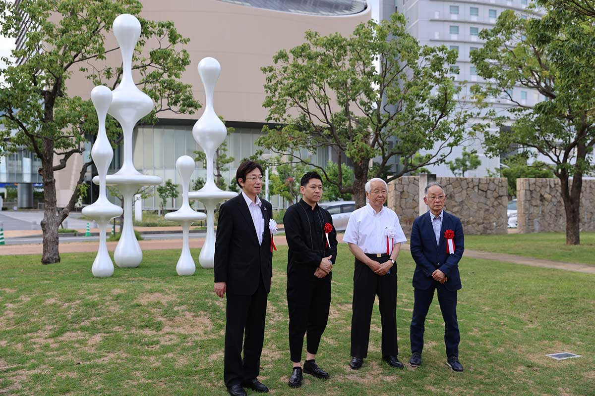 （左から）神戸市長 久元喜造、名和晃平、兵庫県知事 井戸敏三、兵庫県立美術館長 蓑豊