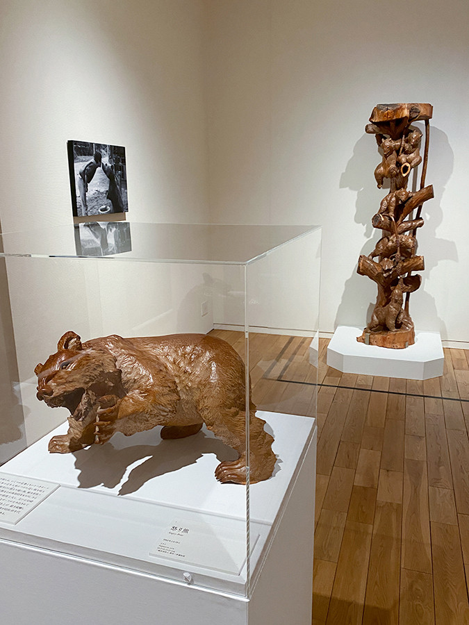 不藤清 作 怒り熊 槐 木彫り アイヌ彫刻 藤戸竹喜 に師事 アイヌの木彫家・藤戸竹喜の大規模展 ― 東京ステーションギャラリー