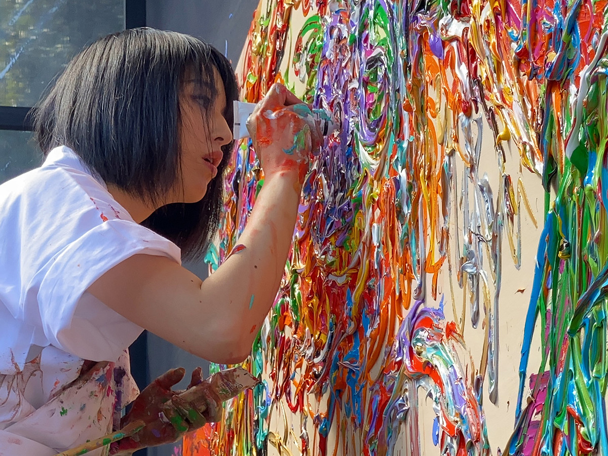 特大絵馬にライブペインティングする、現代美術家の小松美羽