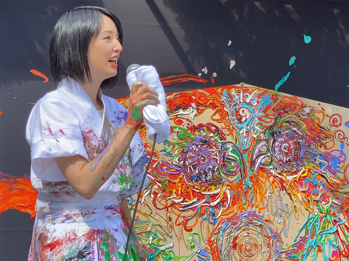 制作した特大絵馬について語る、小松美羽