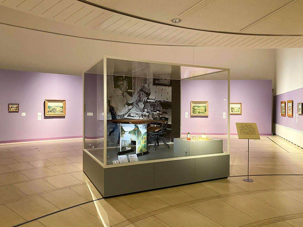 世田谷美術館「生誕160年記念 グランマ・モーゼス展―素敵な100年人生」会場