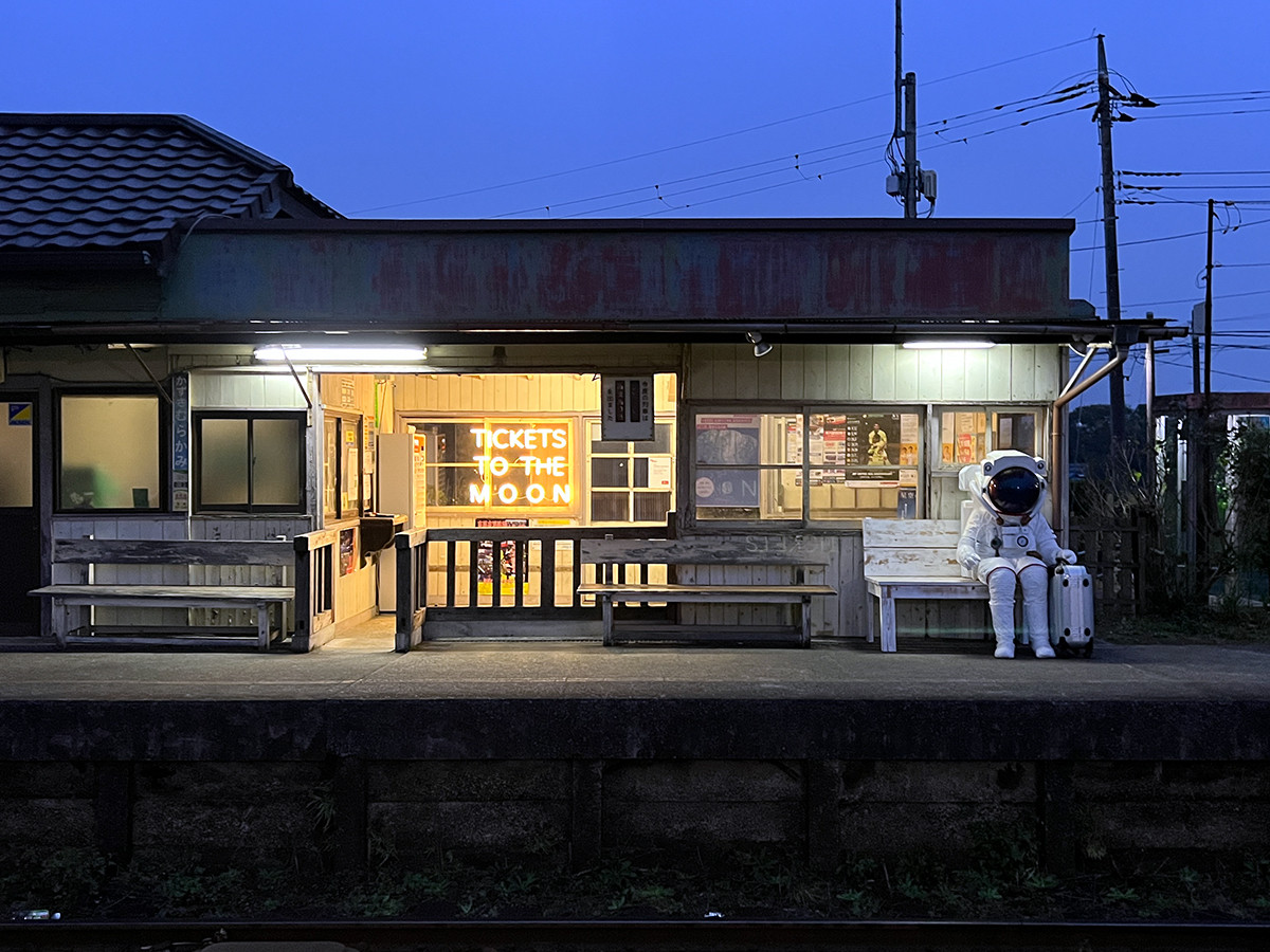レオニート・チシコフ《7つの月を探す旅　第二の駅《村上氏の最後の飛行　あるいは月行きの列車を待ちながら》》