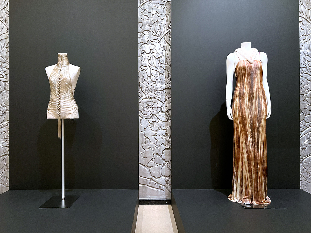 纏足やコルセットから現代アートまで ― 東京都庭園美術館で「奇想の