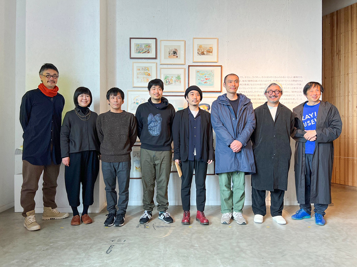 PLAY! MUSEUM「どうぶつかいぎ展」会場 (左から)草刈大介(PLAY! プロデューサー)、梅津恭子(ぬいぐるみ作家)、秦直也(イラストレーター)、植田楽(造形作家)、junaida(画家)、ヨシタケシンスケ(絵本作家)、菱川勢一(映像作家)、手塚貴晴(手塚建築研究所)