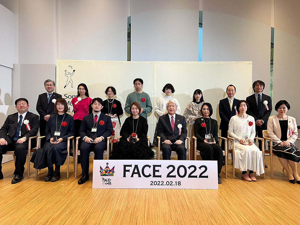 前列左から4人目が「FACE2022」グランプリの新藤杏子さん