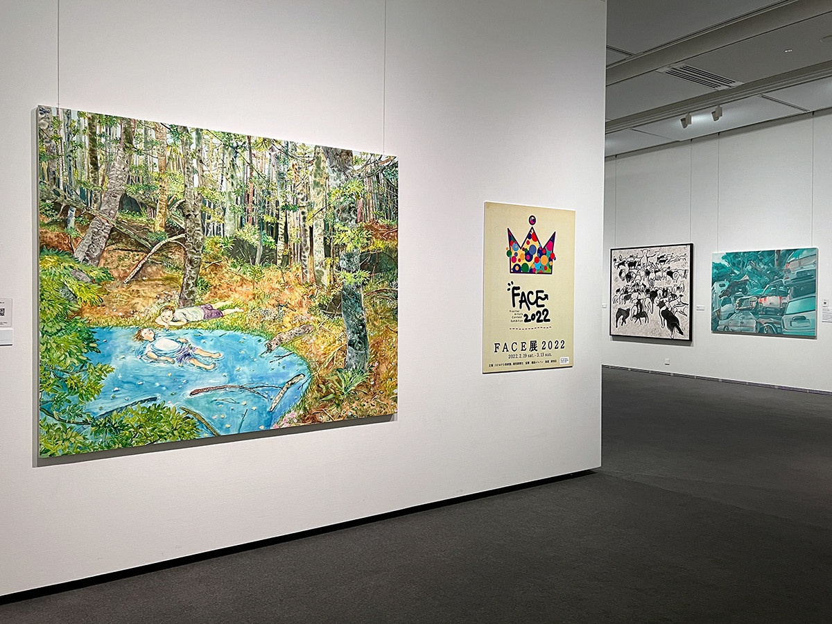SOMPO美術館「FACE展2022」会場 左手前がグランプリを受賞した新藤杏子さんの《Farewell》