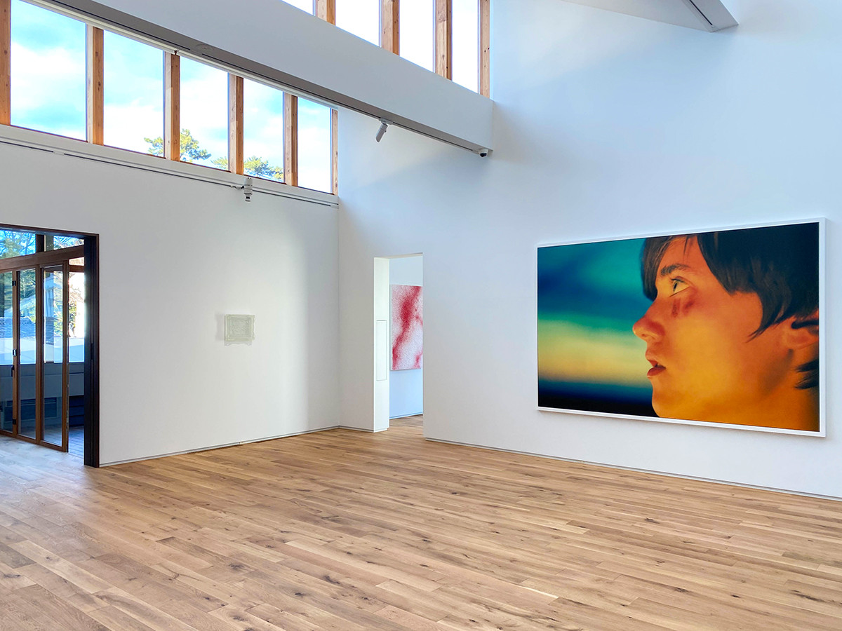 Kanda & Oliveira「NISHIJI COLLECTION」展 (右)Ryan McGinley 《Taylor(Black&Blue)》 2012年
